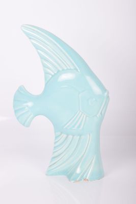 une image représentant une figurine de poisson bleu sur fond blanc