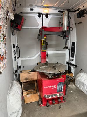 une photo d'une voiture en cours d'entretien dans un garage