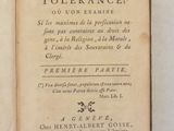 un livre sur lequel est inscrite une question, posé sur une table