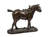 statue en bronze représentant un cheval sellé, posé sur un rocher