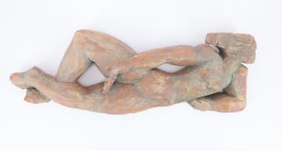 statue représentant un homme allongé sur le dos sur une surface blanche