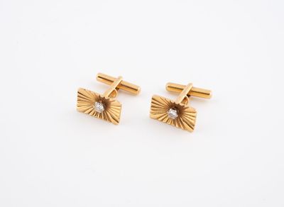 une paire de boutons de manchette en or et diamants