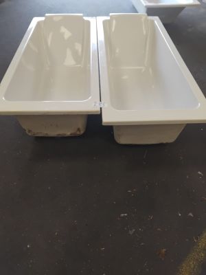deux bols blancs posés sur une table dans une pièce