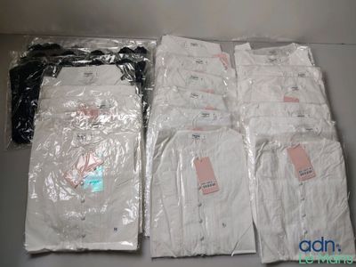 de nombreux sacs de vêtements posés sur une table dans la pièce