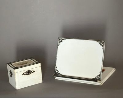 une petite boîte blanche et une autre petite boîte blanche posées sur une table
