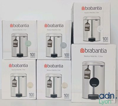 quatre cartons contenant des machines à café Brabantia posés sur une table