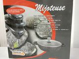 une boîte sur laquelle est représenté un faitout et une poêle