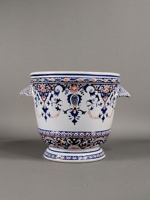 vase bleu et blanc orné de motifs floraux sur les côtés