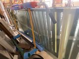 une photo montrant la pose d'une fenêtre dans un immeuble