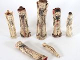 six pièces en ivoire sculpté et en objets en ivoire ornées de figures