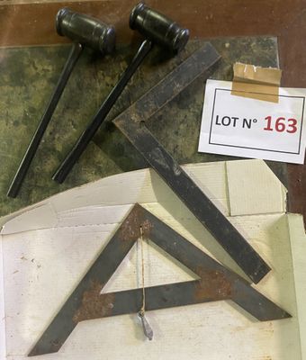 a lot of tools that are sitting on a table