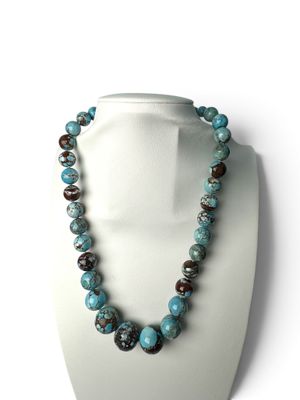 gros plan d'un collier sur un présentoir pour mannequin
