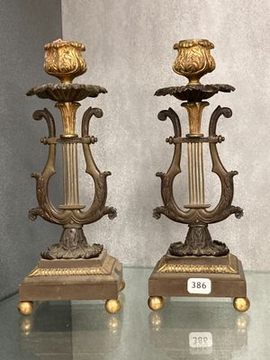 deux vases posés sur une table en verre