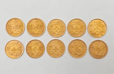 gros plan d'un paquet de pièces d'or sur une surface blanche
