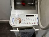 une machine qui se trouve à côté d'un porte-serviettes