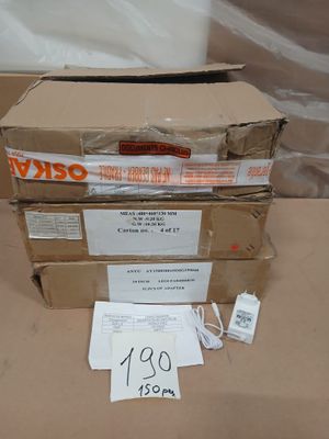 une pile de cartons posée sur une table, avec une étiquette de prix dessus