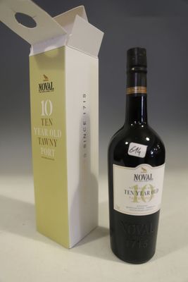 une bouteille de vin à côté d'un carton de vin
