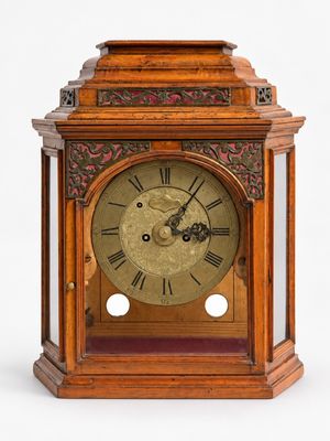 une horloge en bois posée sur une surface blanche