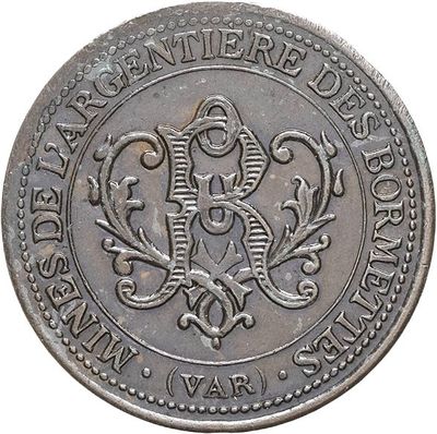 une vieille pièce d'argent ornée d'un motif décoratif