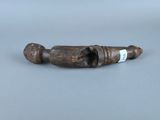 une vieille pipe en bois, avec une étiquette, posée sur une table