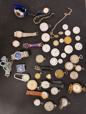 plusieurs types de montres sur la table