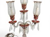 un bougeoir rouge et blanc orné de trois fleurs en verre