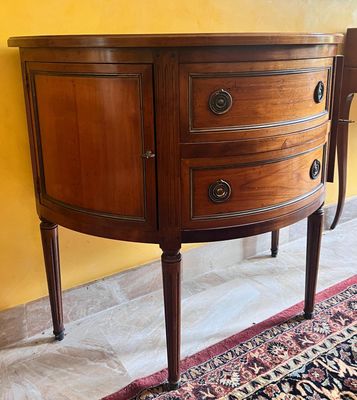 une petite table en bois surmontée de deux tiroirs