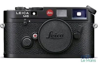 Le Leica M est un appareil photo compact équipé d'un objectif à grande plage focale.
