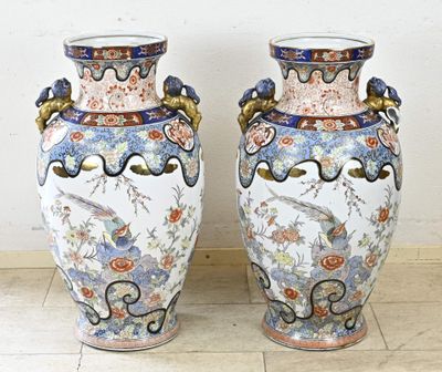 deux vases posés sur un sol carrelé