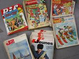 beaucoup de bandes dessinées posées par terre les unes à côté des autres