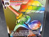 une carte qui se trouve dans une boîte transparente posée sur une table