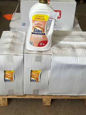 une bouteille de détergent posée sur une pile de cartons