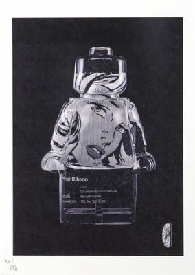 une image représentant un dessin en noir et blanc d'un homme portant un casque