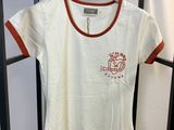 T-shirt blanc avec bordure rouge et logo sur la poitrine