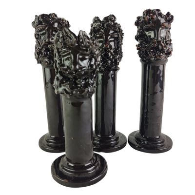 trois vases noirs ornés de têtes de lion