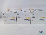 trois cartons de Primex sont empilés les uns sur les autres