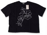 un t-shirt noir orné de fleurs blanches