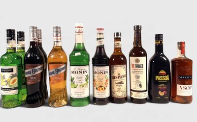 de nombreux types de bouteilles d'alcool alignés sur une table
