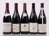 six bouteilles de vin sont alignées sur une table