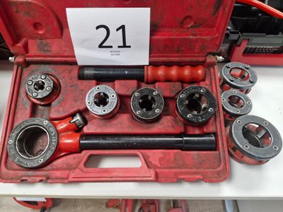 une boîte à outils rouge contenant plusieurs outils