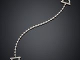 un collier en or blanc et diamants, muni d'un fermoir en diamants