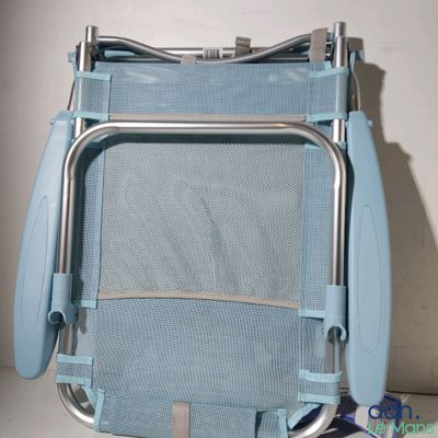 une chaise pliante bleue avec un siège bleu