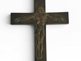 une image représentant une croix sur laquelle est représenté Jésus, sur fond blanc