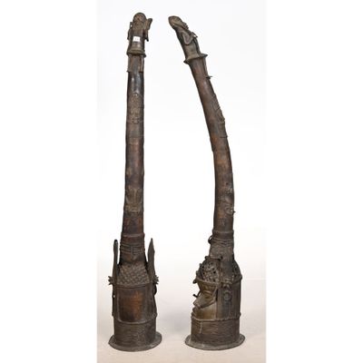 une paire de grands bougeoirs en bronze représentant une girafe et une girafe