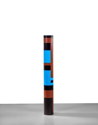 une image représentant un tube bleu et marron posé sur une table