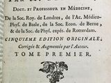 un livre ouvert avec l'image d'un oiseau dessus