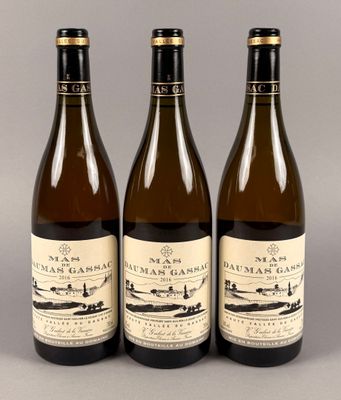 trois bouteilles de vin posées sur une table l'une à côté de l'autre