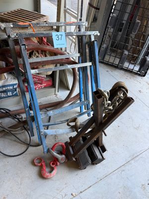 un tas de bric-à-brac par terre dans un garage