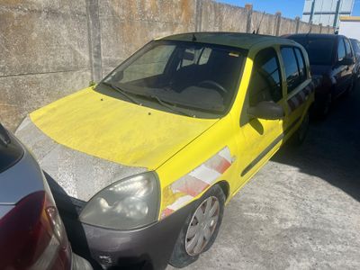 une voiture jaune garée à côté d'autres voitures