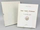 deux livres posés l'un à côté de l'autre sur une table